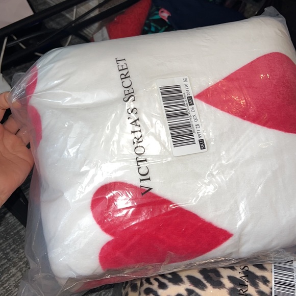 ♥️Victoria secret heart Sherpa blanket - Picture 6 of 6